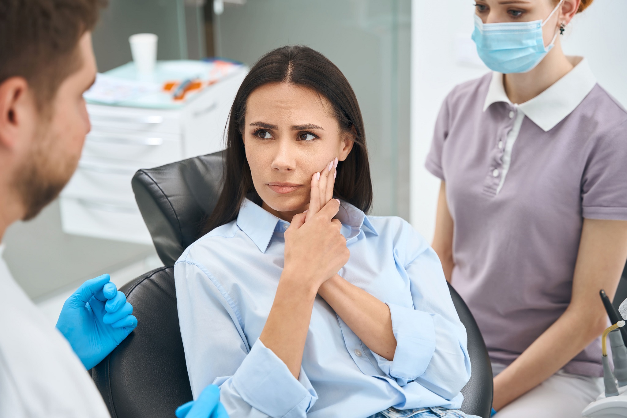 patient explaining pain to dentist